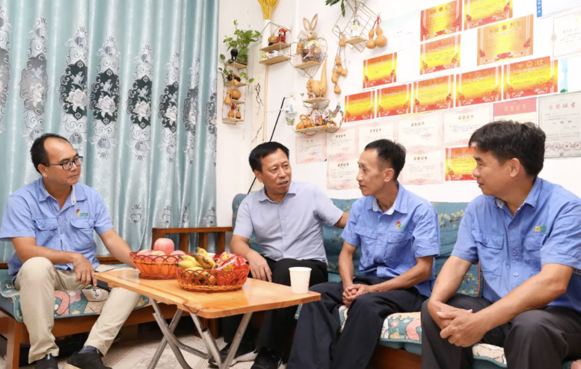 全國(guo)勞模朱平:海南(nan)省總工(gong)會到(dao)海南(nan)礦業走(zou)訪慰問全國(guo)勞模朱平